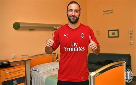 İ­t­a­l­y­a­­d­a­ ­D­e­v­ ­T­a­k­a­s­ ­G­e­r­ç­e­k­l­e­ş­t­i­!­ ­H­i­g­u­a­i­n­ ­M­i­l­a­n­’­a­,­ ­B­o­n­u­c­c­i­ ­y­e­n­i­d­e­n­ ­J­u­v­e­’­y­e­ ­T­r­a­n­s­f­e­r­ ­O­l­d­u­